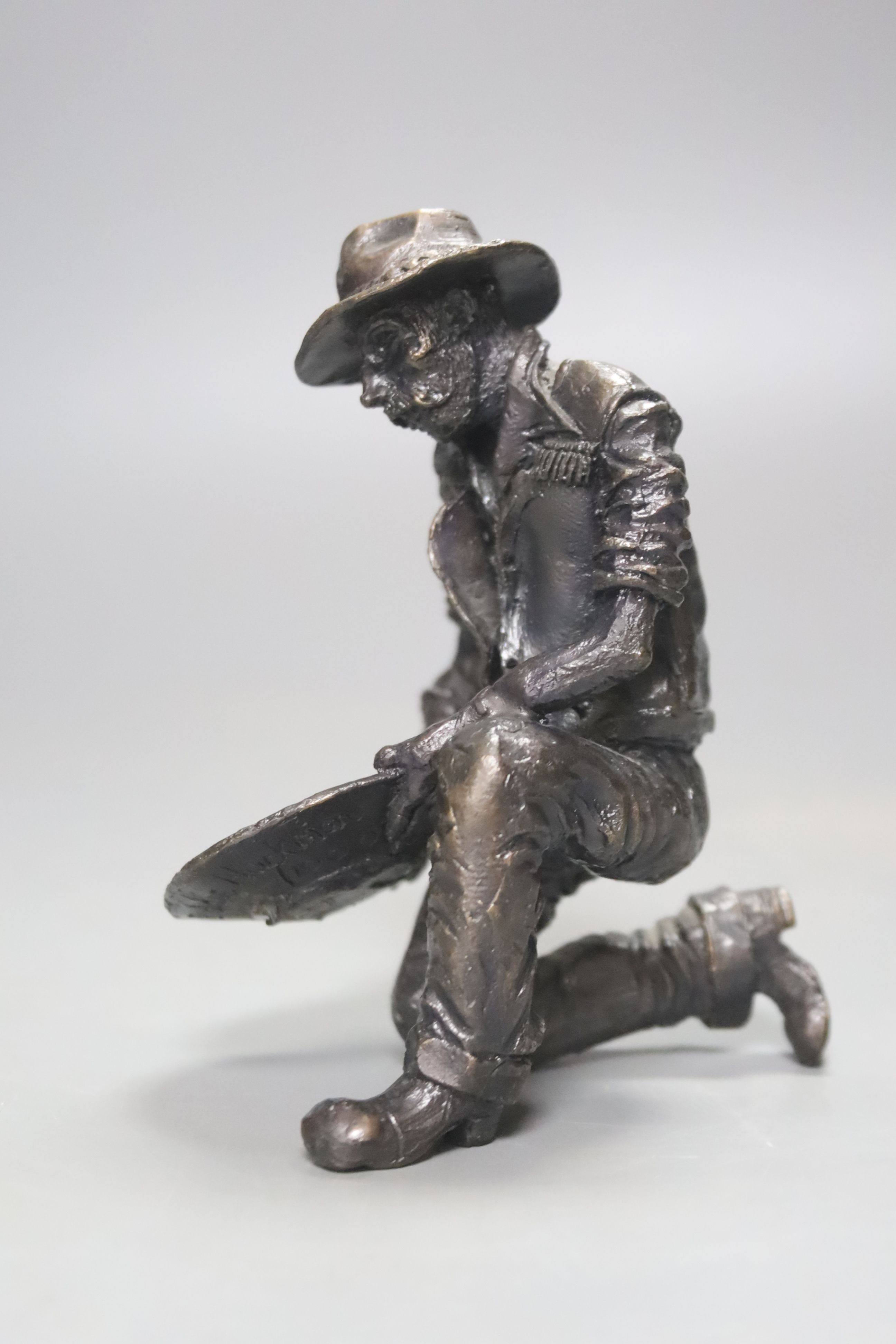 Eddie Hackman, limited edition bronze of a gentleman panning for gold no.205/1000 11cm